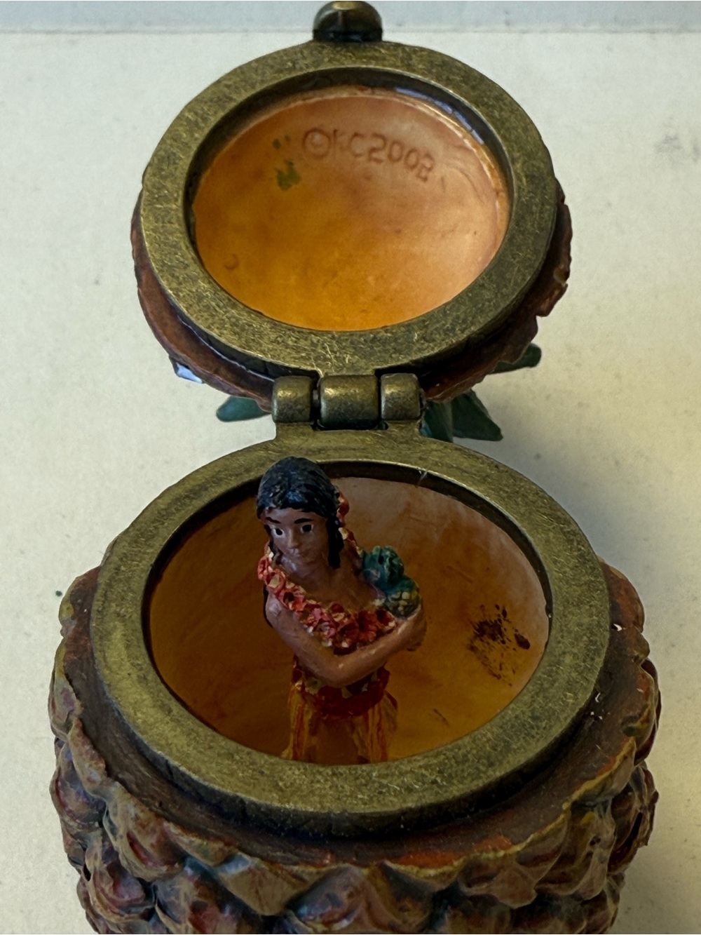 Vintage 2005 Resin Pineapple Trinket Box with Hula Dancer Inside. - Picture 9 of 12
